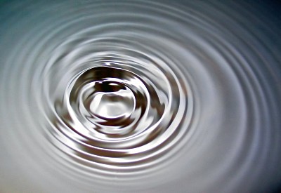 Las ondas son perturbaciones que se propagan a través de un medio (como el aire, el agua o un sólido) o incluso en el vacío (como ocurre con la luz). A través de las ondas se transmite energía de un lugar a otro, sin que haya transporte de materia. Es decir, aunque la energía se mueva, las partículas del medio no viajan con la onda, sino que oscilan alrededor de su posición original.